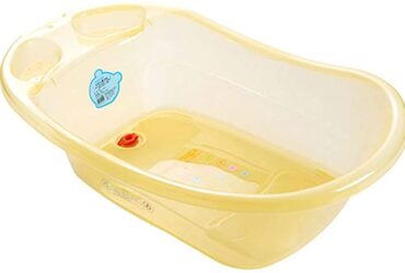Baignoire pour bébé de couleur transparente jaune.