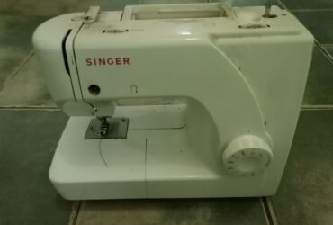vends machine à coudre