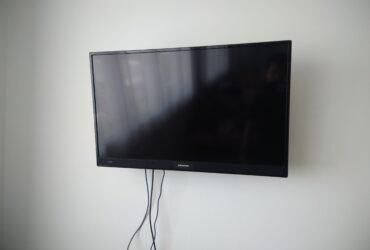 TV GRUNDIG + support mural