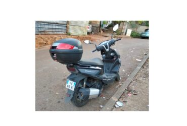 Scooter 125 noir + accessoires 2700€