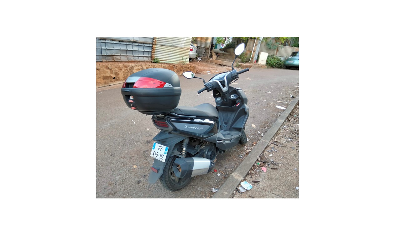 Scooter 125 noir + accessoires 2700€ 