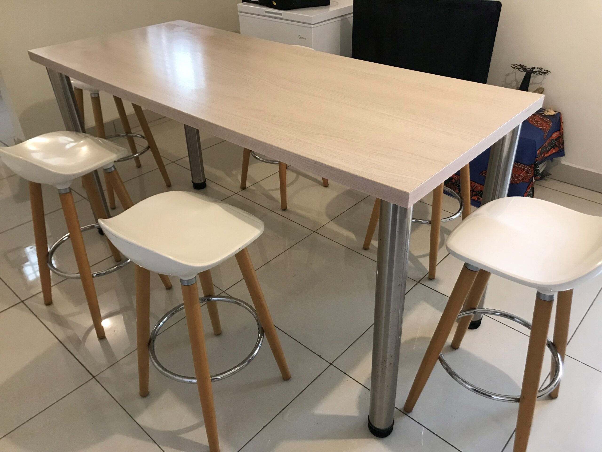 Vends table et tabourets d'intérieur