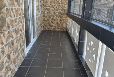 Loue un local commercial duplex à l’étage de 350m² à Cavani Stade