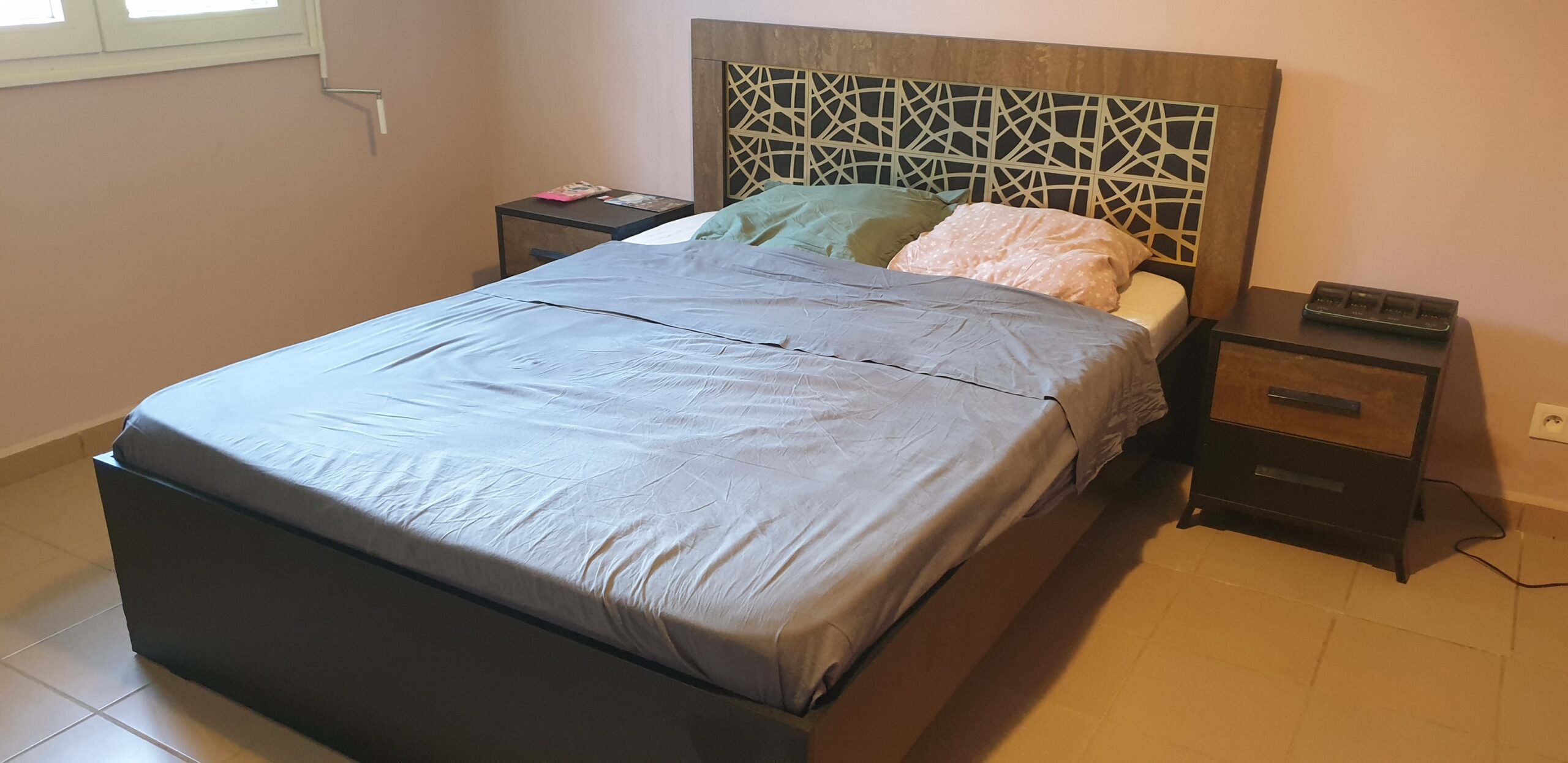 Lit + matelas + tables de nuits