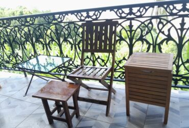 Divers meubles petite table, tabouret, chaise pliante, coffret