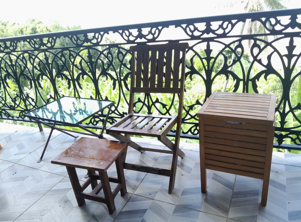 Divers meubles petite table, tabouret, chaise pliante, coffret