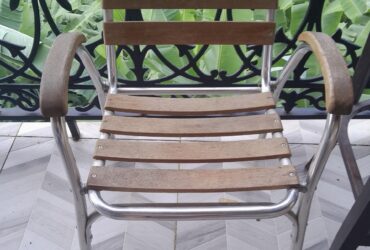 2 chaises en bois et inox/ aluminium