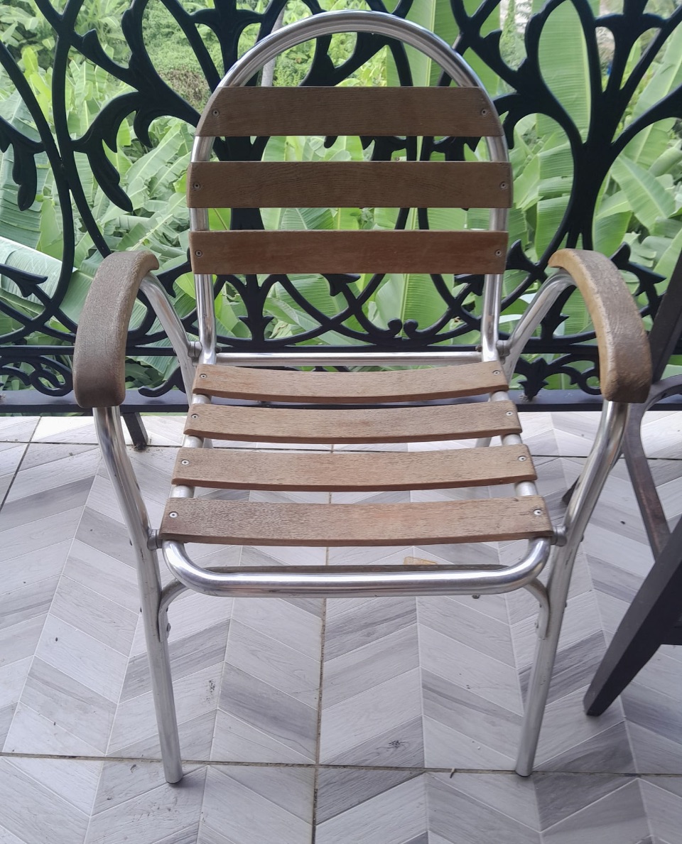 2 chaises en bois et inox/ aluminium