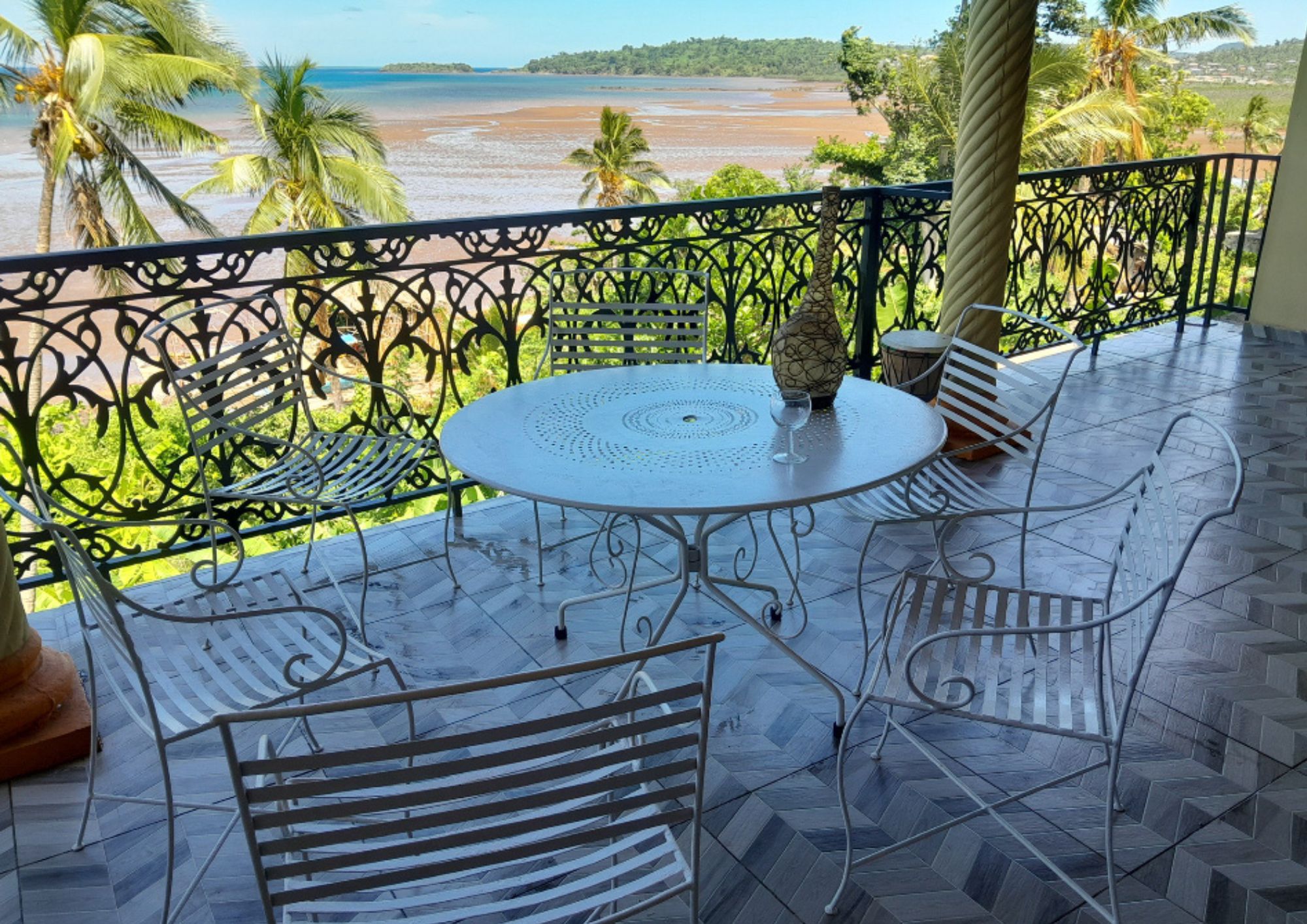 1 table ronde & 6 chaises