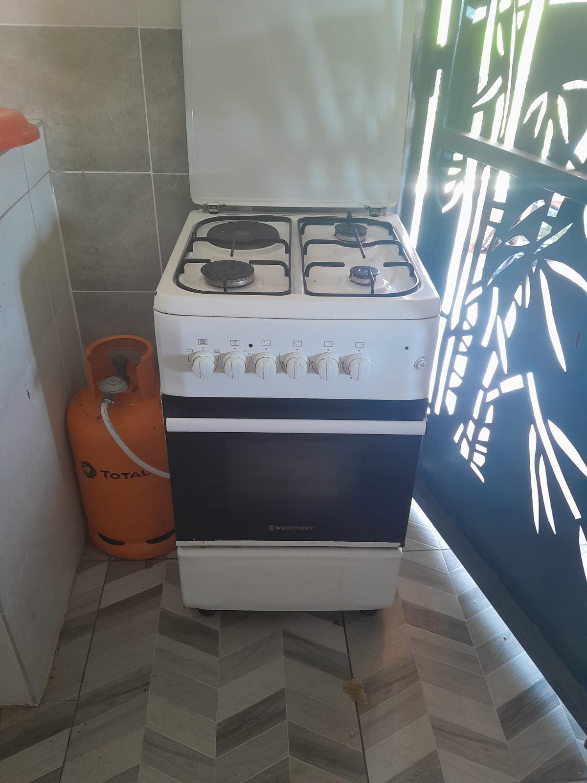 Privé : 1 CUISINIERE GAZ & électrique avec four électrique, wespoint