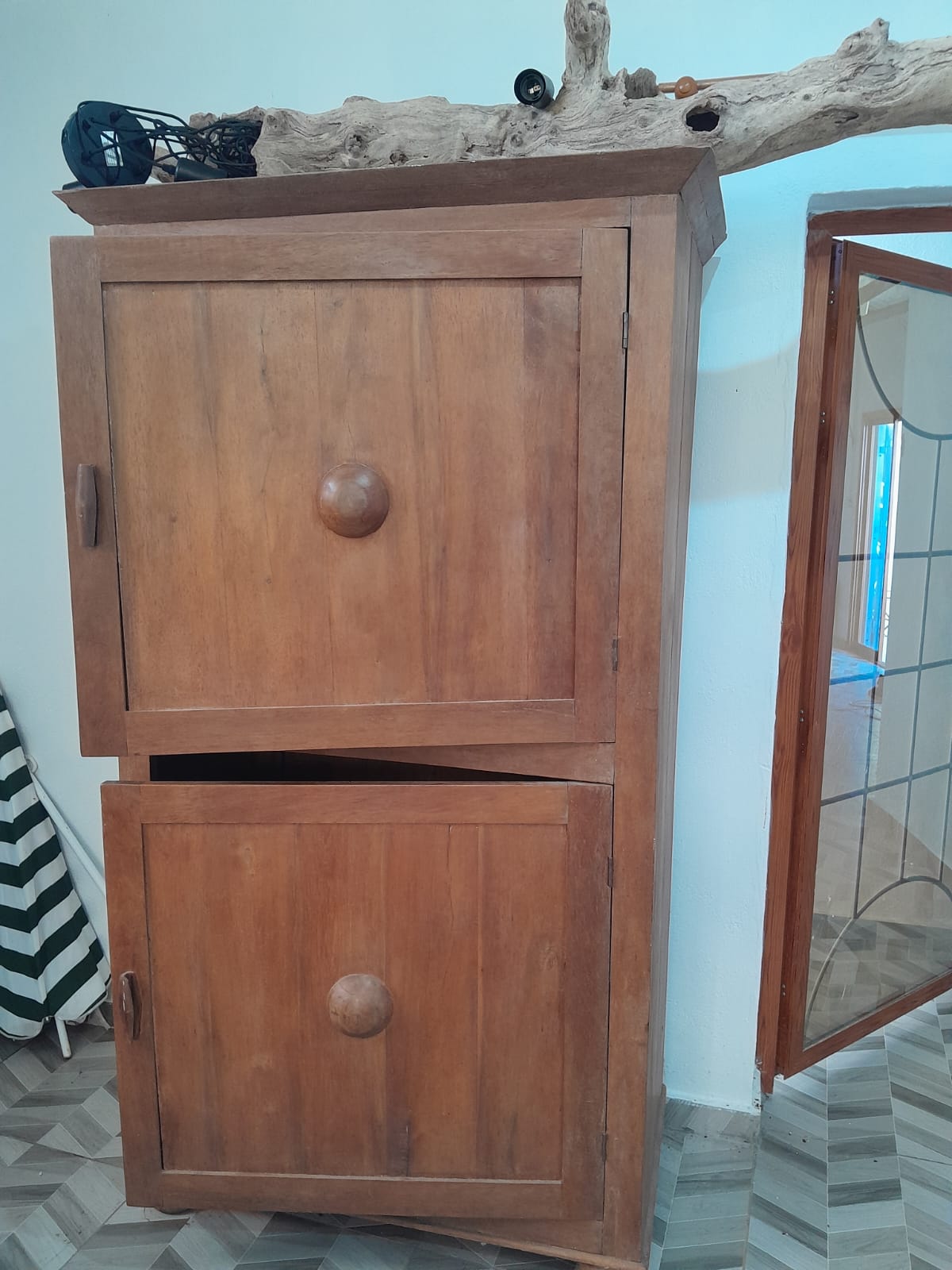 1 armoire 180 cm en bois massif