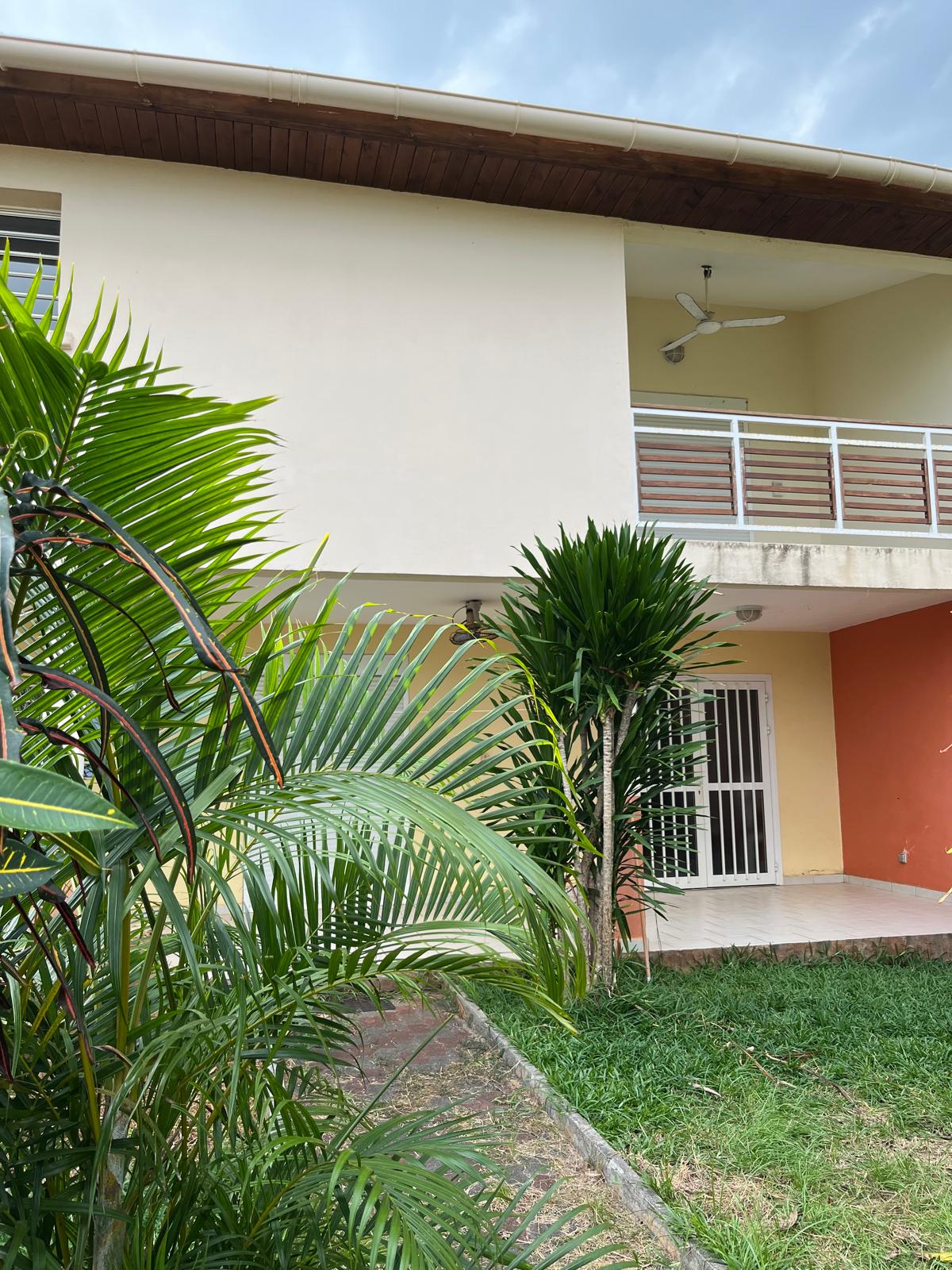 Privé : T4 EN DUPLEX A KANI-KELI